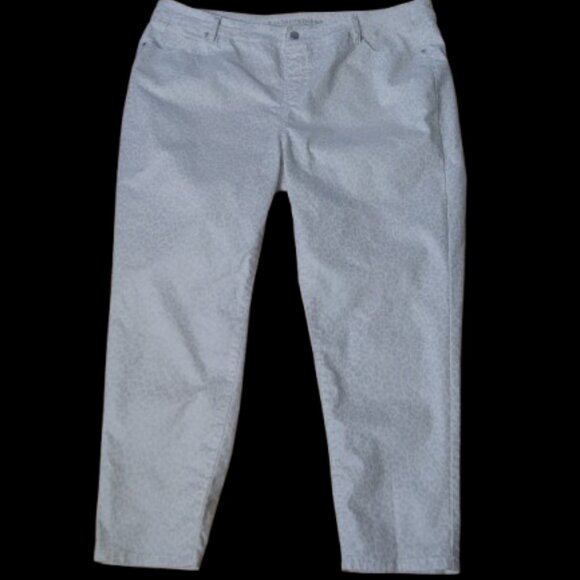 Soft surroundings white with silver gray animal print pull on pantssize 2X